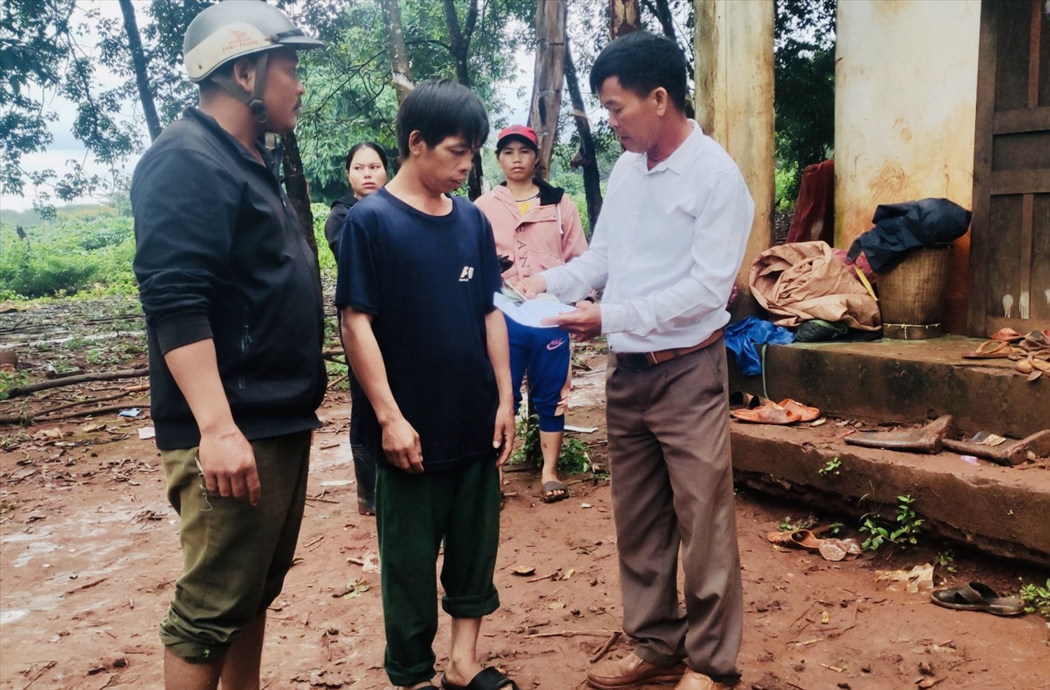 Đại diện lãnh đạo UBND xã Ia Me đã đến thăm hỏi, động viên và hỗ trợ gia đình 2 nạn nhân tử vong do bị sét đánh
