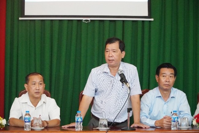 Ông Lê Trung Kiên Trưởng Ban Dân tộc TP. Cần Thơ giới thiệu các vị Người có uy tín của từng địa phương Ông Lê Trung Kiên Trưởng Ban Dân tộc TP. Cần Thơ giới thiệu các vị Người có uy tín của từng địa phương