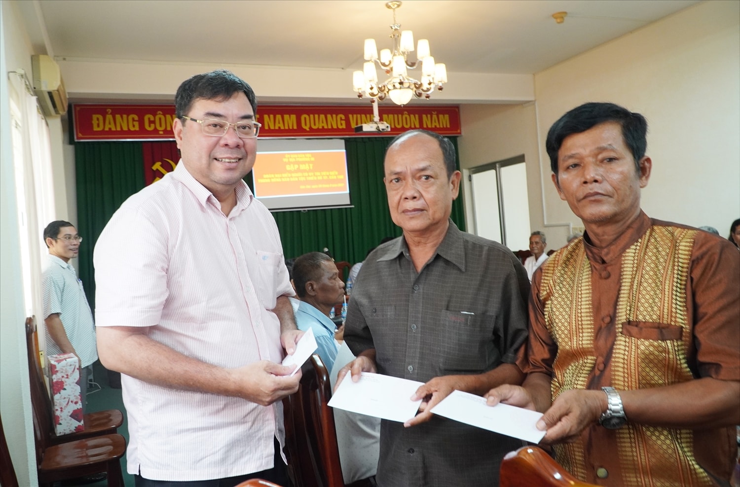 Ông Tào Việt Thắng - Vụ Phó phụ trách Vụ Địa phương III trao quà cho từng Người có uy tín của Đoàn Ông Tào Việt Thắng - Vụ Phó phụ trách Vụ Địa phương III trao quà cho từng Người có uy tín của Đoàn