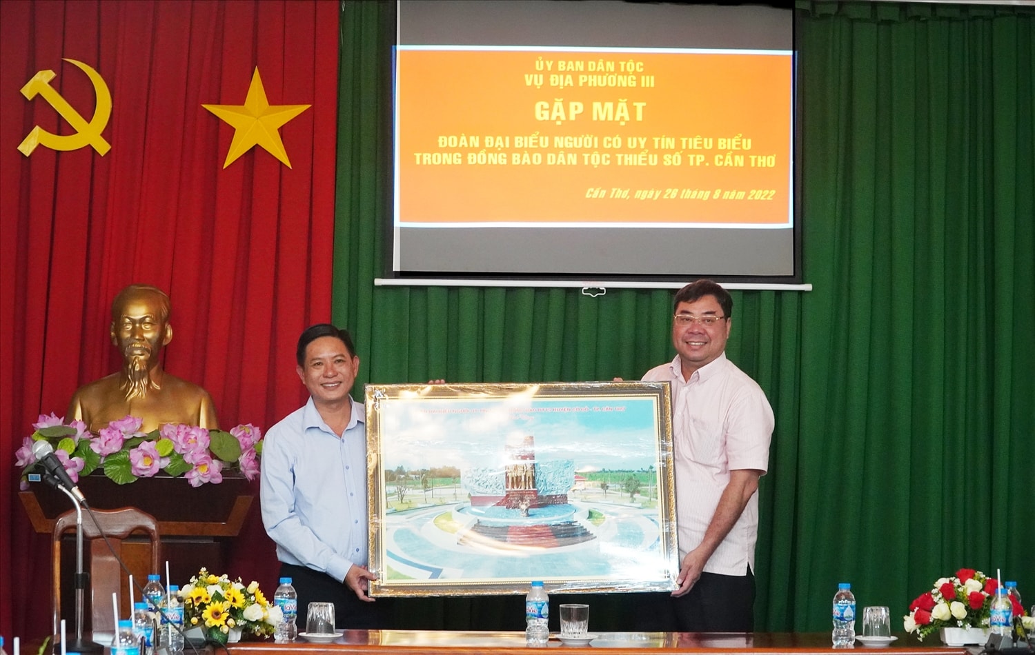 Ông Trần Tuấn Việt thay mặt Đoàn trao quà cho Vụ Địa phương III Ông Trần Tuấn Việt thay mặt Đoàn trao quà cho Vụ Địa phương III