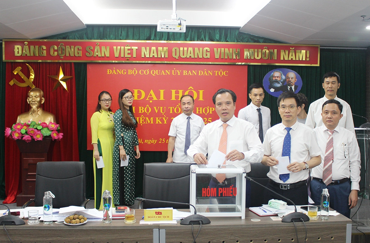 Đại hội tiến hành bỏ phiếu bầu Chi ủy, Bí thư và Phó Bí thư Chi bộ nhiệm kỳ 2022 - 2025