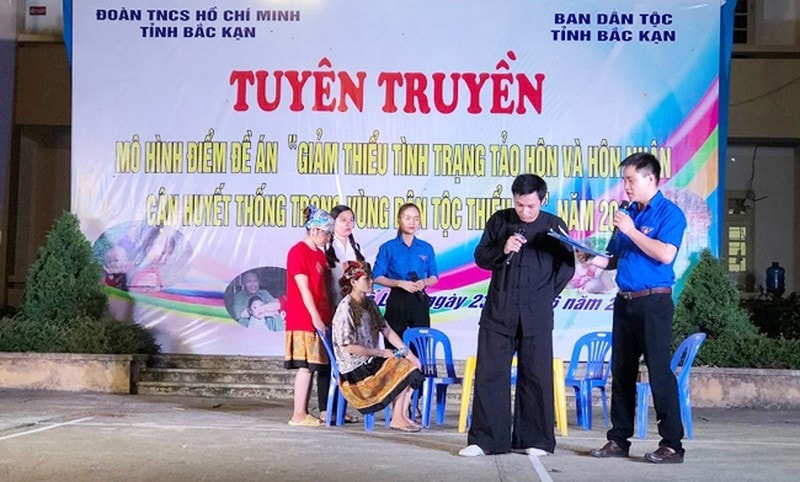 Phổ biến, giáo dục pháp luật qua hình thức sân khấu tại xã Cổ Linh, huyện Pác Nặm (Bắc Kạn)