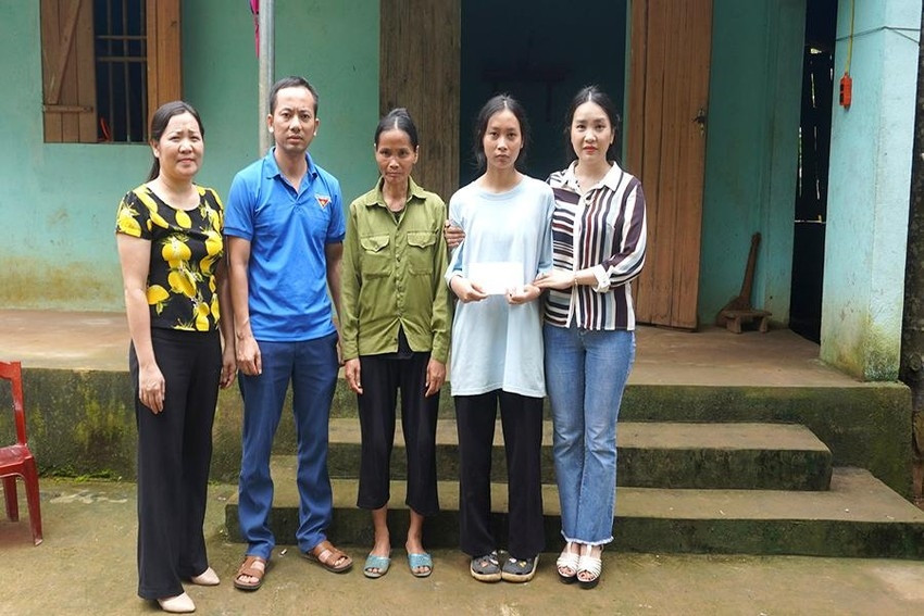 Cô Bùi Thị Kiều Oanh (bìa phải) cùng giáo viên chủ nhiệm (bìa trái), đại diện Đoàn trường tới thăm hỏi, động viên gia đình nữ sinh Nguyễn Thị Thúy
