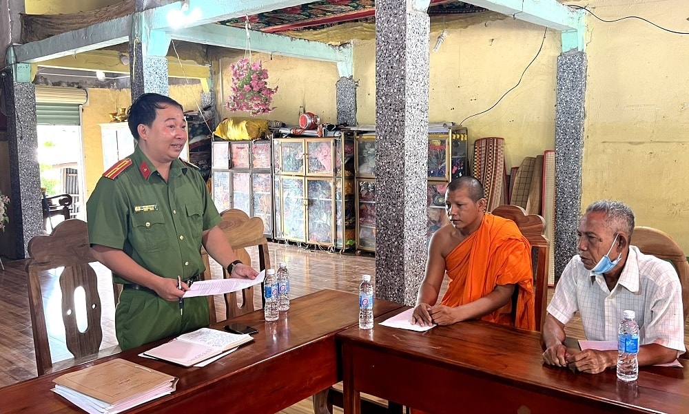 Các nội dung tuyên truyền điều được các Sư và Người có uy tín dịch sang tiếng Khmer Các nội dung tuyên truyền điều được các Sư và Người có uy tín dịch sang tiếng Khmer