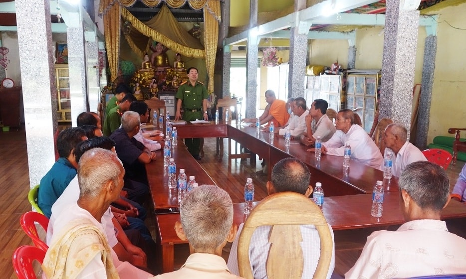 Hàng tháng Công an xã An Cư đến từng chùa Khmer trao đổi, thống nhất nội dung tuyên truyền Hàng tháng Công an xã An Cư đến từng chùa Khmer trao đổi, thống nhất nội dung tuyên truyền