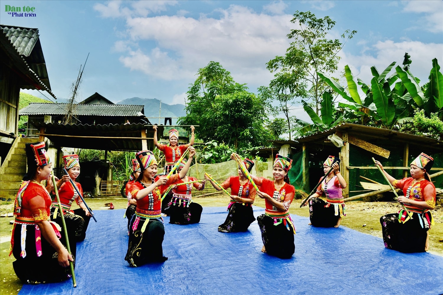 Trong ngày cưới, cô dâu, chủ rể người Khơ Mú được bà con dân bản chúc phúc bằng những màn múa hết sức công phu và độc đáo