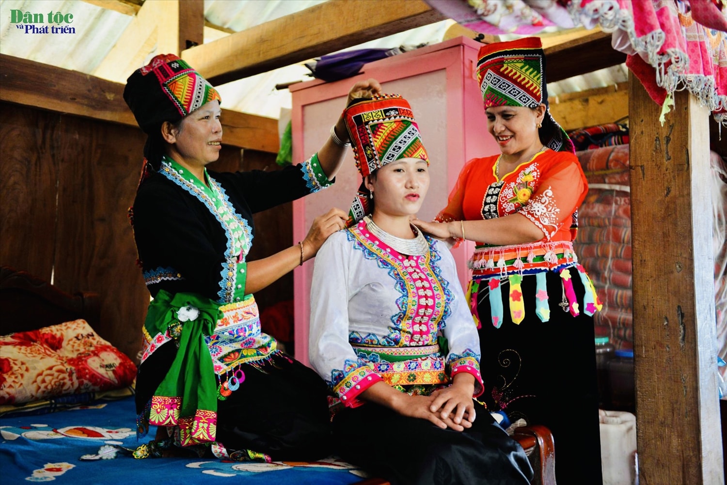 Trong ngày cưới, hỏi, cô dâu phải do chính tay mẹ và chị gái trang điểm