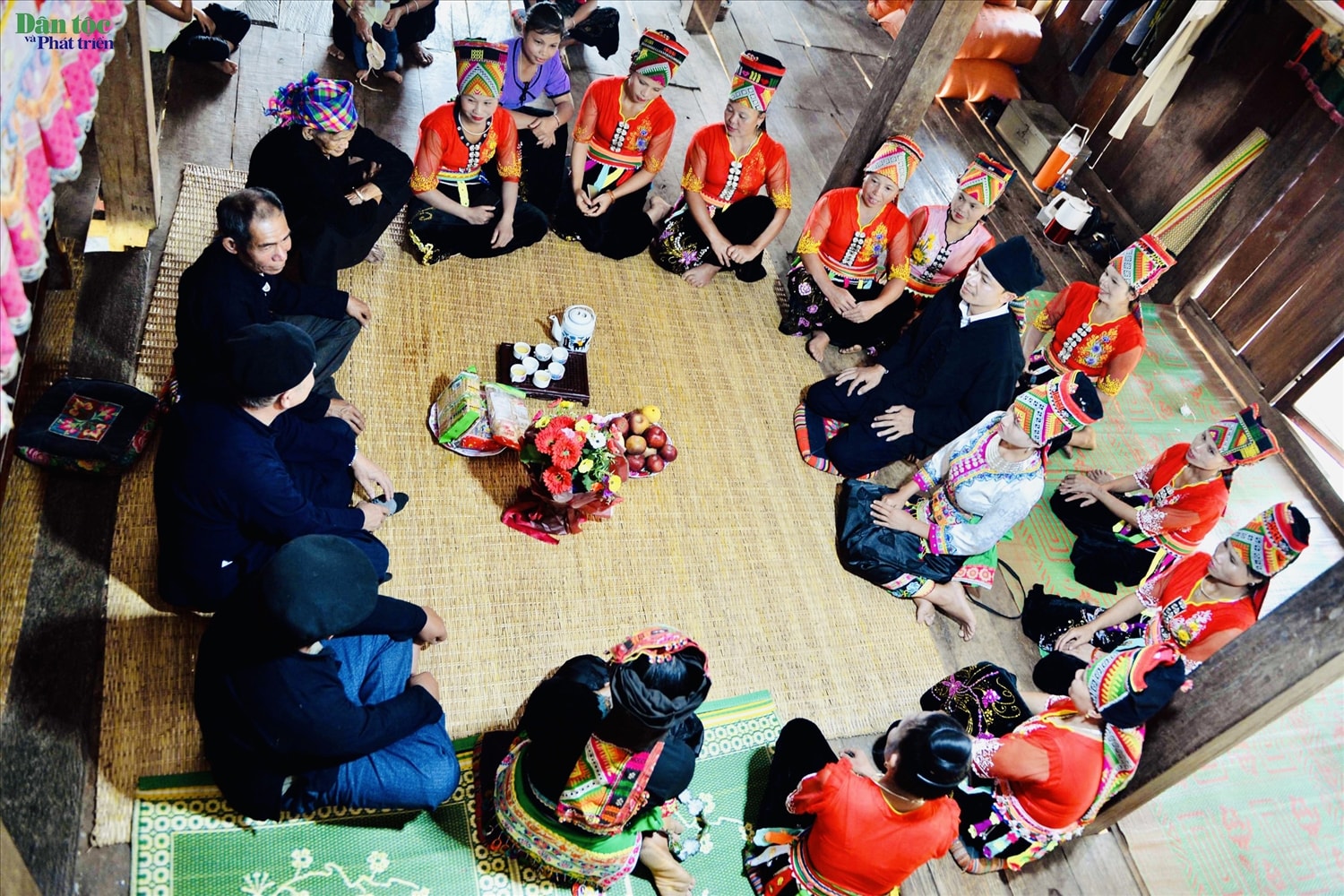 Tại lễ ăn hỏi, cô dâu, chú rể ngồi chính diện với cha mẹ, tại gian giữa nhà sàn lớn