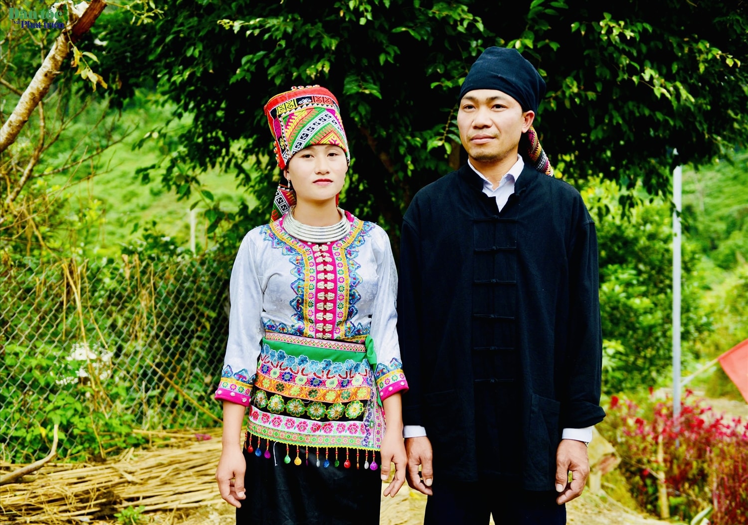 Trong ngày cưới, cô dâu mặc áo cóm, váy nhung đen truyền thống, chú rể áo chàm đen quấn khăn