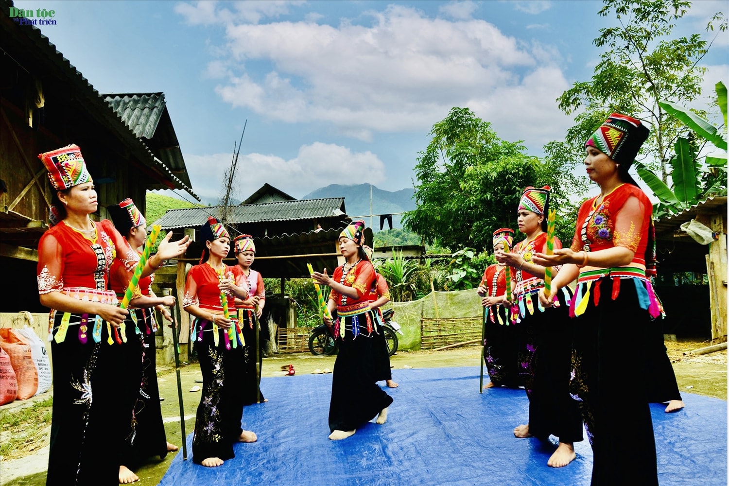 Vũ điệu cầu mùa thường được người các thiếu nữ Khơ Mú biểu diễn trong các ngày lễ