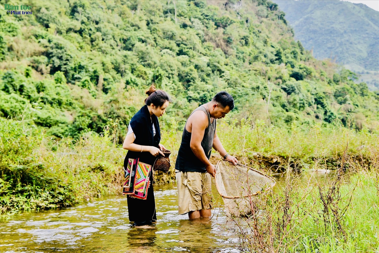 Người Khơ Mú ở nhà sàn, sống gần ven suối, đồ dùng, vật dụng khá tương đồng bào Thái