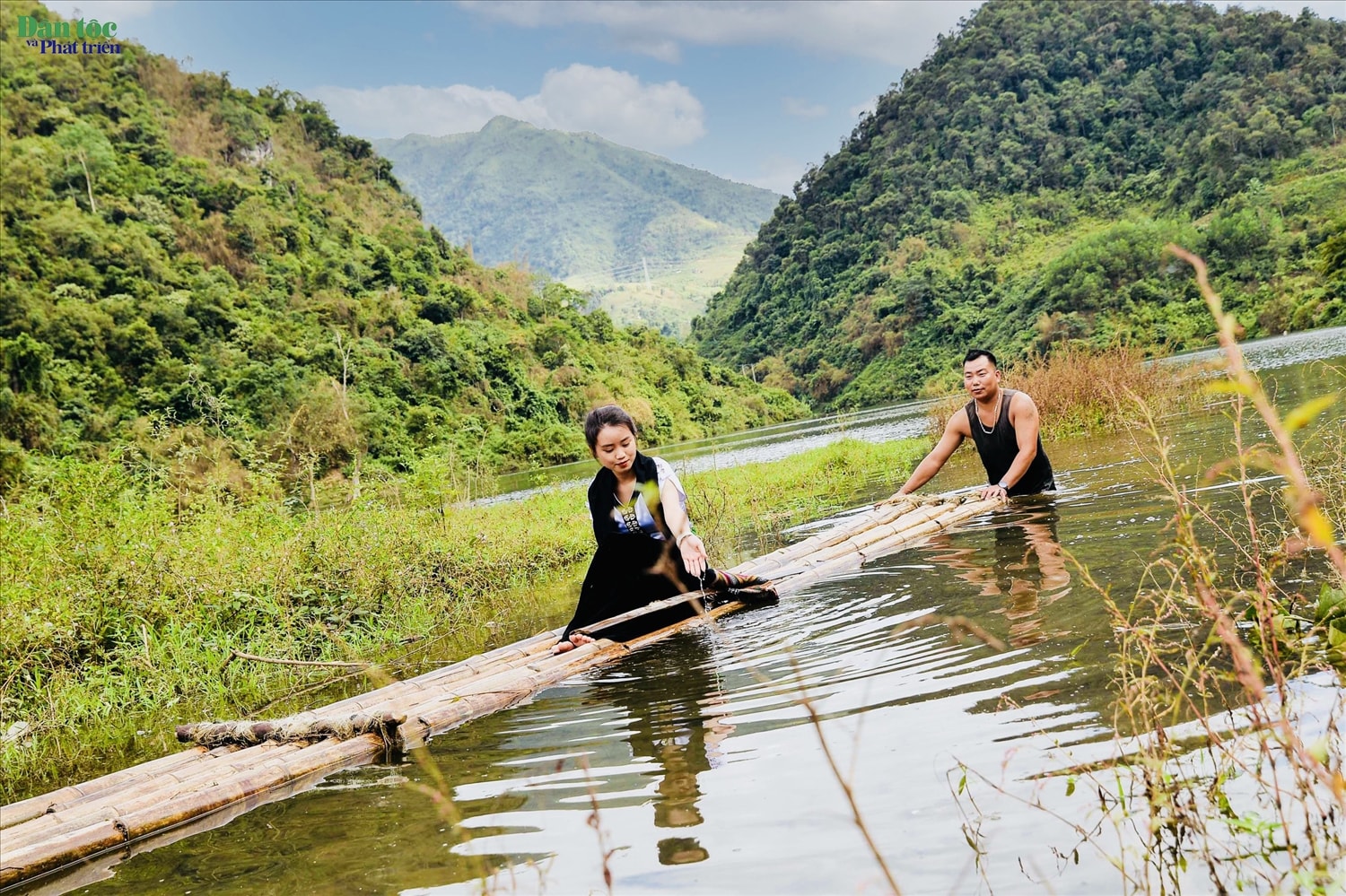 Bè mảng vẫn là phương tiện chính người Khơ Mú di chuyển trên suối