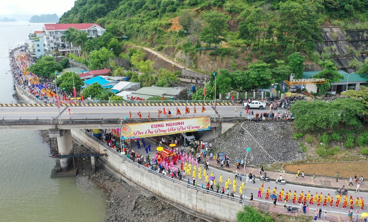 Đoàn rước Đức Ông vi hành khu an ngự