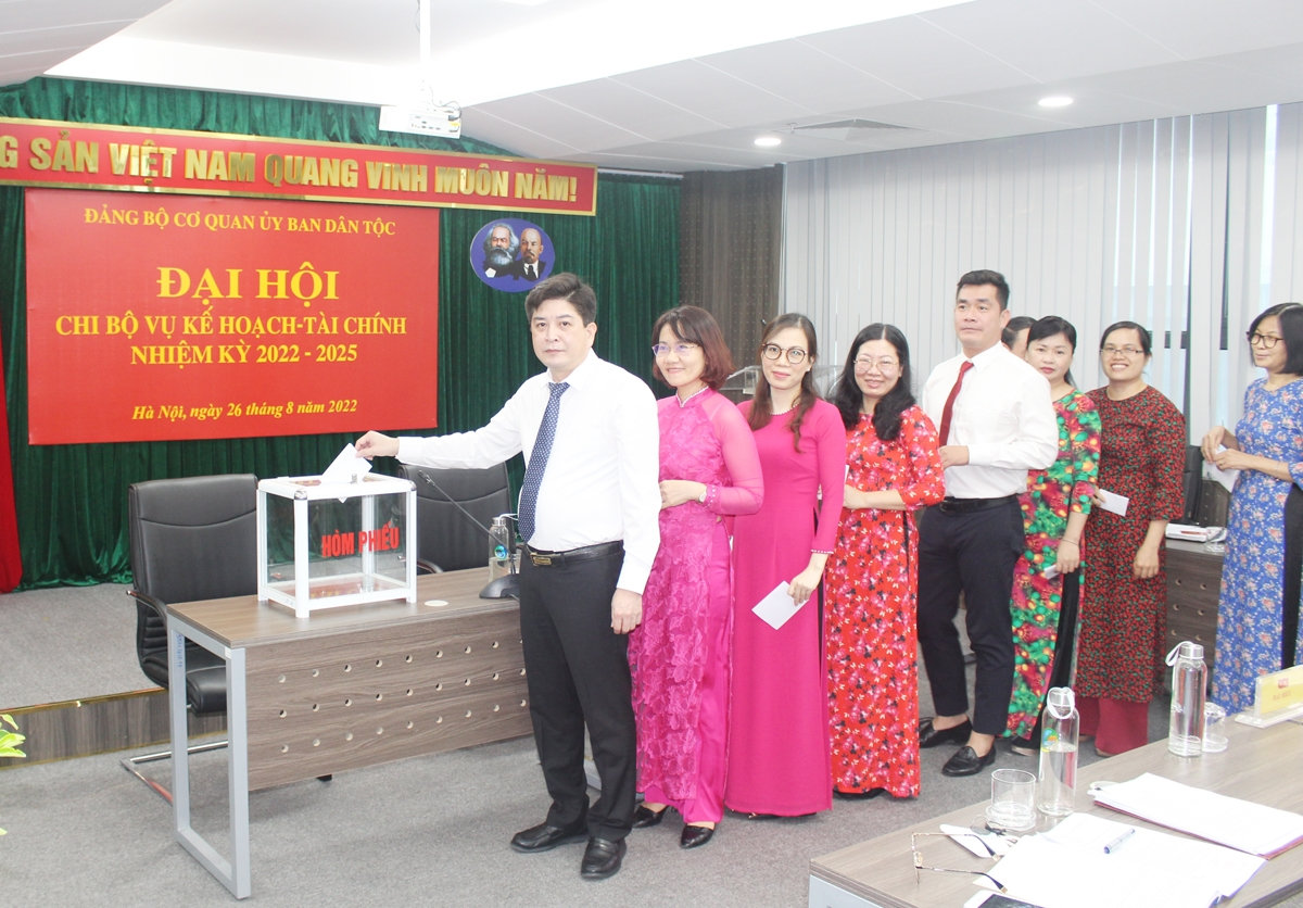 Các đảng viên trong Chi bộ Vụ Kế hoạch - Tài chính bầu cấp ủy nhiệm kỳ 2022 - 2025