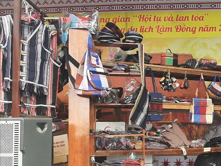 Nhiều mặt hàng thổ cẩm do người dân xã Hiệp An làm được bày bán cho du khách Làng Gà Đarahoa dưới chân núi Voi 3