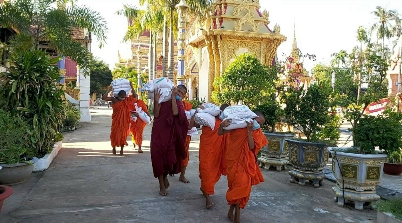 Trong Đại dịch Covid - 19, các chùa vừa thực hiện phòng, chống dịch vừa lo cái ăn cho phật tử