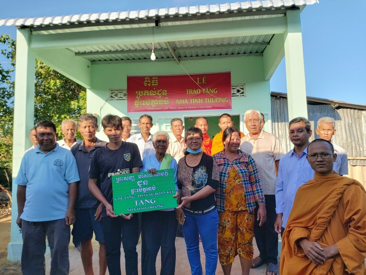 Hội Đoàn kết sư sãi thị xã Vĩnh Châu trao nhà hộ Khmer khó khăn