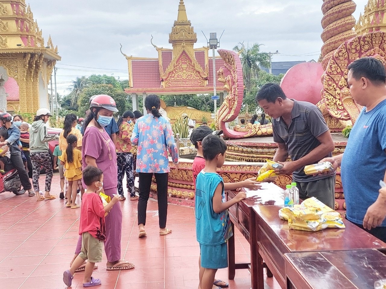 Những hành động cụ thể của các nhà chùa đã lan toả trong cộng đồng (Trong ảnh: Các mạnh thường quân thường xuyên phối hợp với chùa tặng quà cho bà con trong phum sóc)