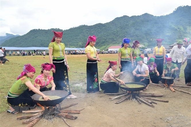 Phụ nữ xã Ngọc Chiến, huyện Mường La, tỉnh Sơn La, làm cốm tại Lễ hội mừng cơm mới. (Ảnh: TTXVN) Phụ nữ xã Ngọc Chiến, huyện Mường La, tỉnh Sơn La, làm cốm tại Lễ hội mừng cơm mới. (Ảnh: TTXVN)