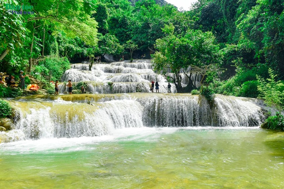 Nhiều du khách thích thú khi được trải nghiệm tắm dưới dòng nước mát