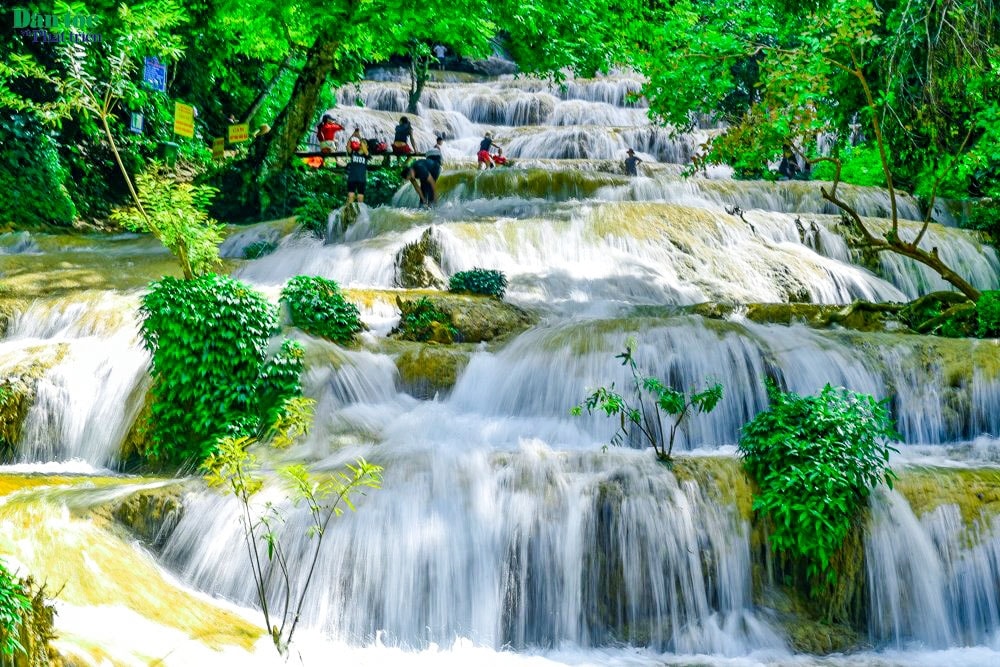 Thác Mây có nước quanh năm nhưng sẽ đẹp nhất vào độ tháng 6 trở đi. Hãy chọn đến đây vào những ngày nắng để thấy dòng nước trong xanh, róc rách suốt đêm ngày