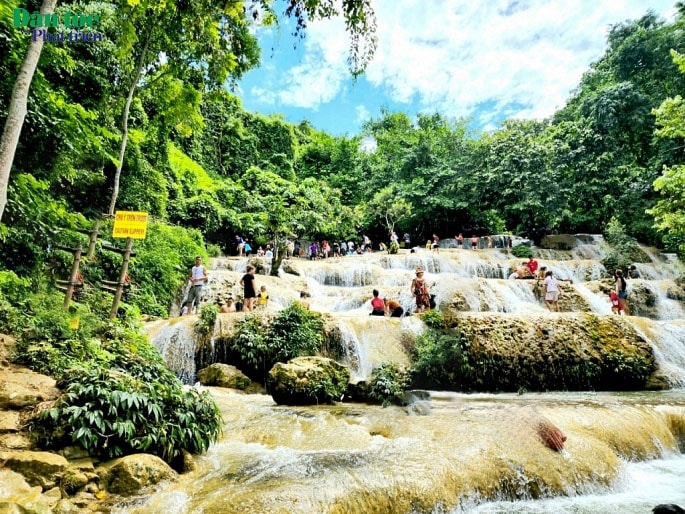 Với độ dài thân thác khoảng 400m, thác Mây với 9 tầng thác chủ đạo và nhiều tầng thác nhỏ được xếp tự nhiên như những con ruộng bậc thang, xung quanh là cây cối xanh mướt. Tất cả tạo nên một phong cảnh đẹp hữu tình