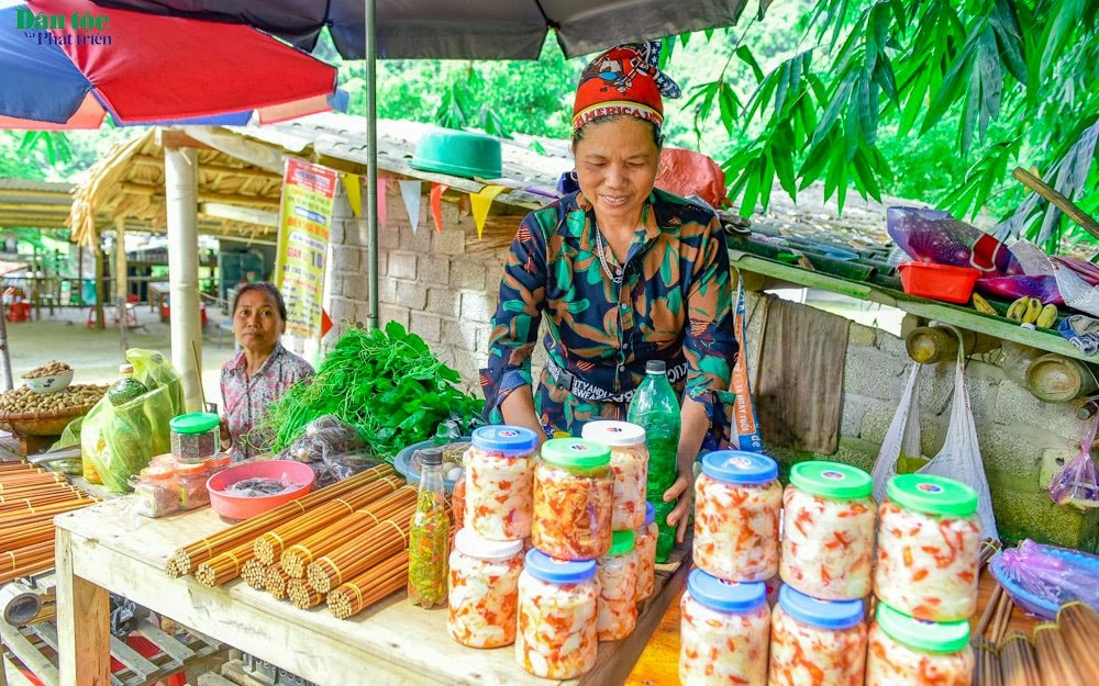 Các món ăn, đặc sản dân tộc được bày bán để du khách thưởng thức