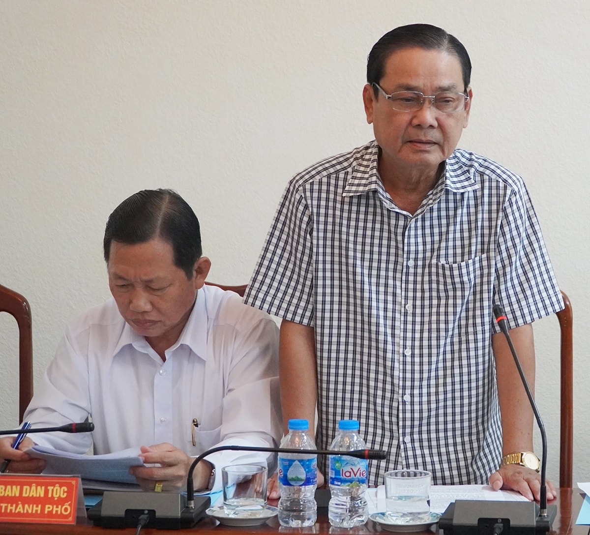 Ông Trần Hoàng Nhỏ - Trưởng Ban Dân tộc tỉnh Cà Mau nêu khó khăn của tỉnh tận cùng của cực Nam Tổ quốc
