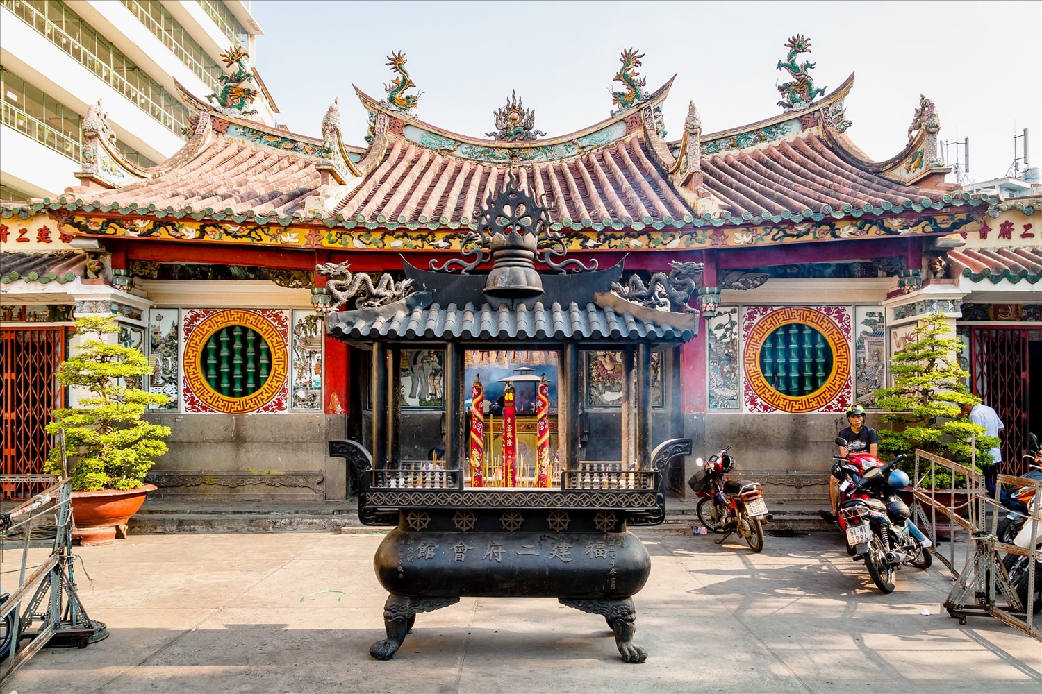 Hội quán Nhị Phủ được Bộ Văn hóa, Thể thao và Du lịch) công nhận là Di tích kiến trúc nghệ thuật cấp quốc gia năm 1998