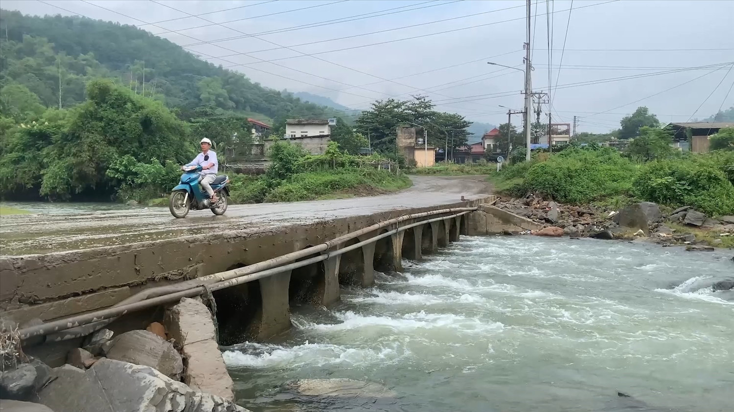 Ngầm tràn thôn Dạ 2, nơi xảy ra hai vụ tai nạn khiến 01 người chết, 01 người mất tích