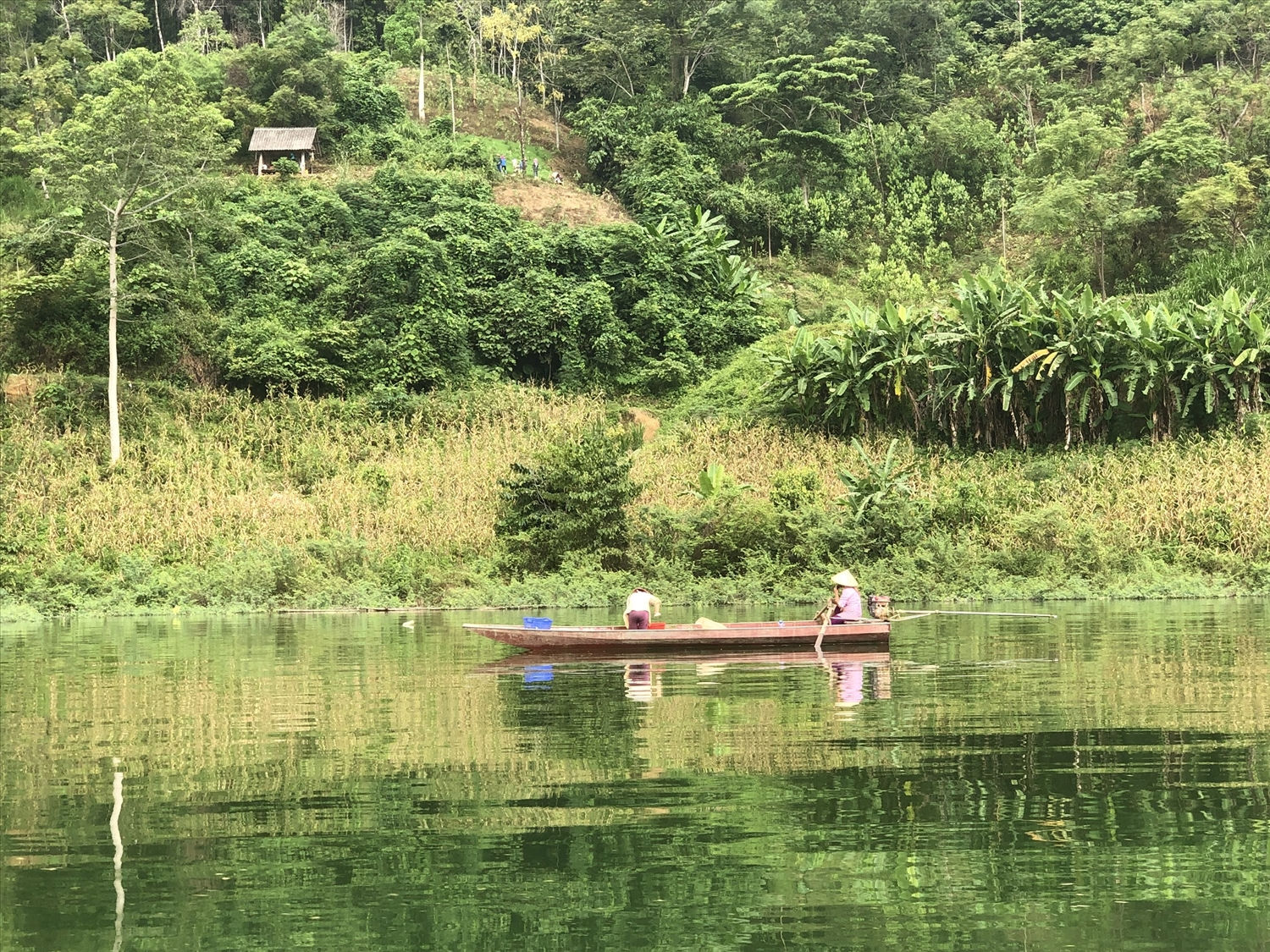 Người dân mưu sinh trên sông Chảy