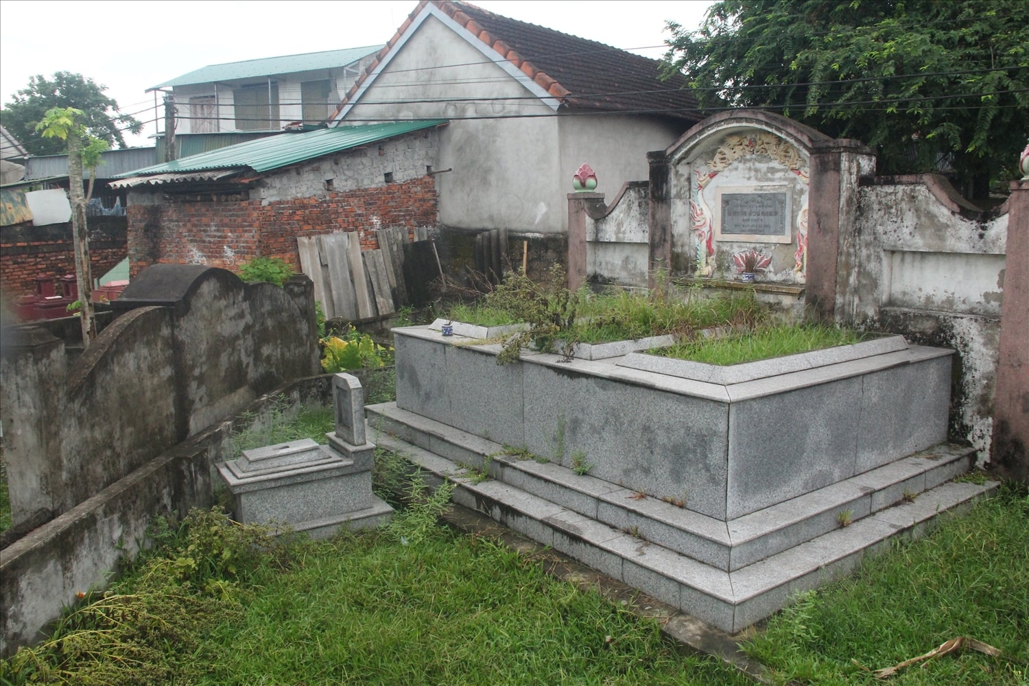 Xung quanh nhà dân mộ “mọc” san sát