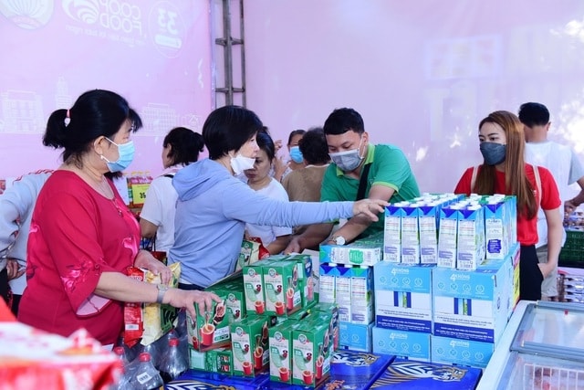 Người dân Quận 5, TP. Hồ Chí Minh hào hứng tham gia mua sắm tại các gian hàng - Ảnh: VGP Người dân Quận 5, TP. Hồ Chí Minh hào hứng tham gia mua sắm tại các gian hàng - Ảnh: VGP