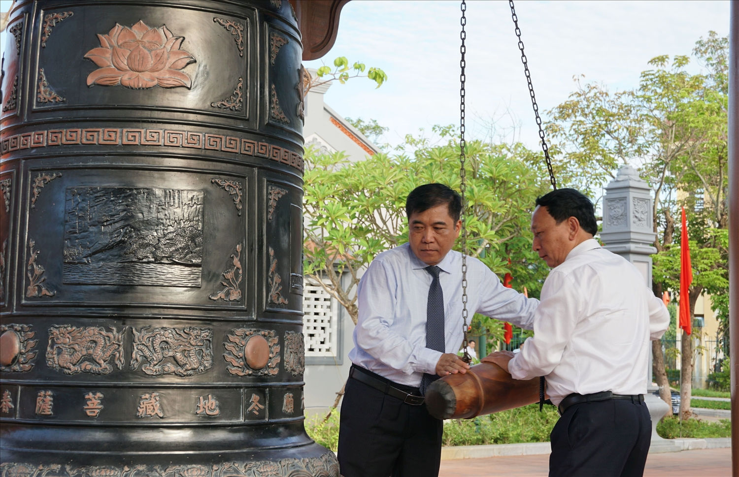 Đồng chí Trần Hải Châu, Phó Bí thư Thường trực Tỉnh ủy và đồng chí Đoàn Ngọc Lâm, Ủy viên Ban Thường vụ Tỉnh ủy, Phó Chủ tịch Thường trực UBND tỉnh Quảng Bình thực hiện nghi thức thỉnh chuông.