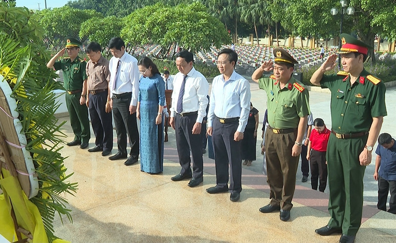 Các đồng chí lãnh đạo tỉnh đặt vòng hoa, dâng hương tưởng nhớ anh linh các anh hùng, liệt sỹ.