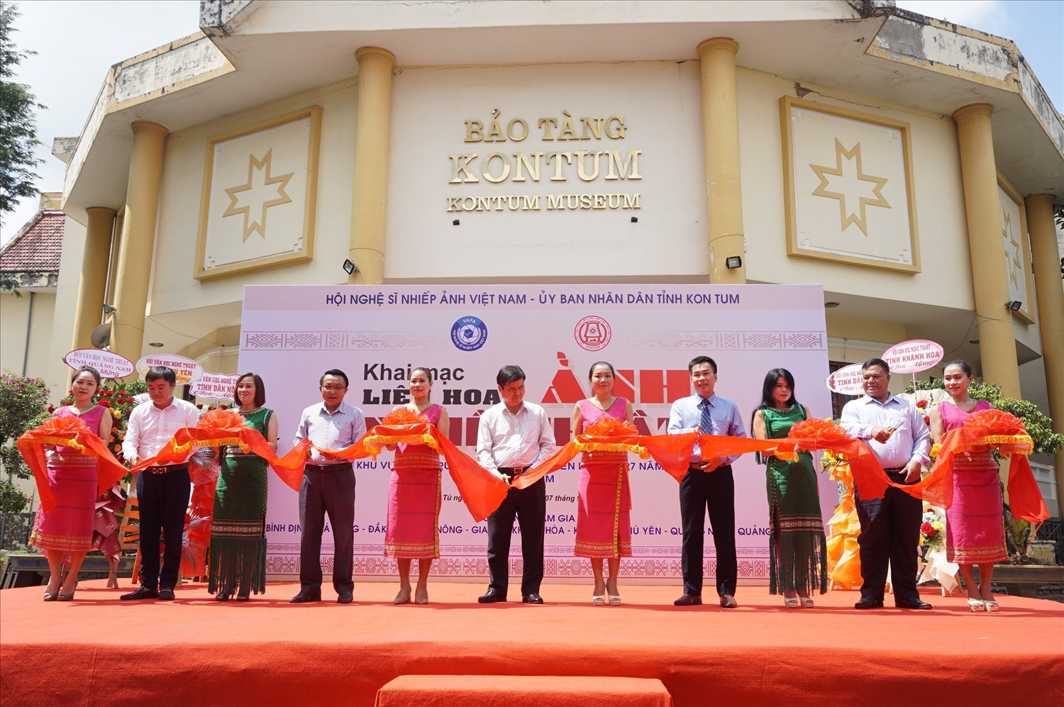 Cắt băng khai mạc Liên hoan Cắt băng khai mạc Liên hoan