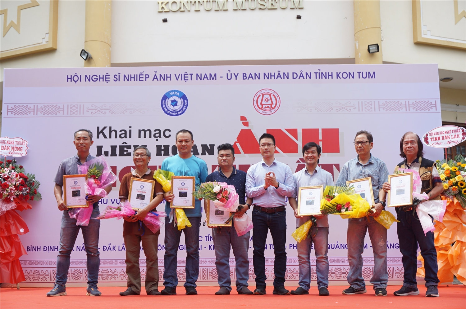 Trao huy chương có các tác giả đạt giải Trao huy chương có các tác giả đạt giải