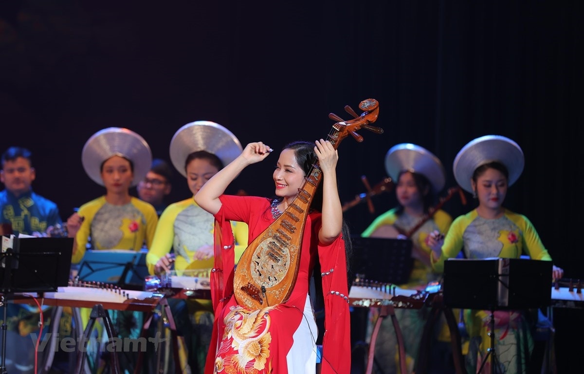 Nghệ sỹ Diệu Thảo biểu diễn cùng dàn nhạc dân tộc. (Ảnh: Hòa Nguyễn/Vietnam+)