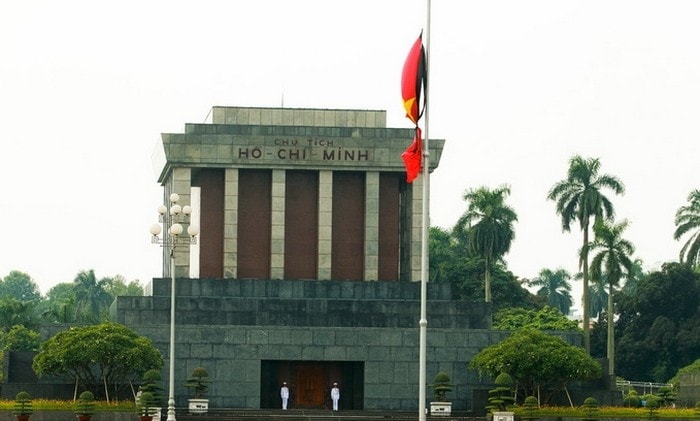 Cờ rủ được kéo lên tại Quảng trường Ba Đình trong những ngày Quốc tang Đại tướng Võ Nguyên Giáp, năm 2013