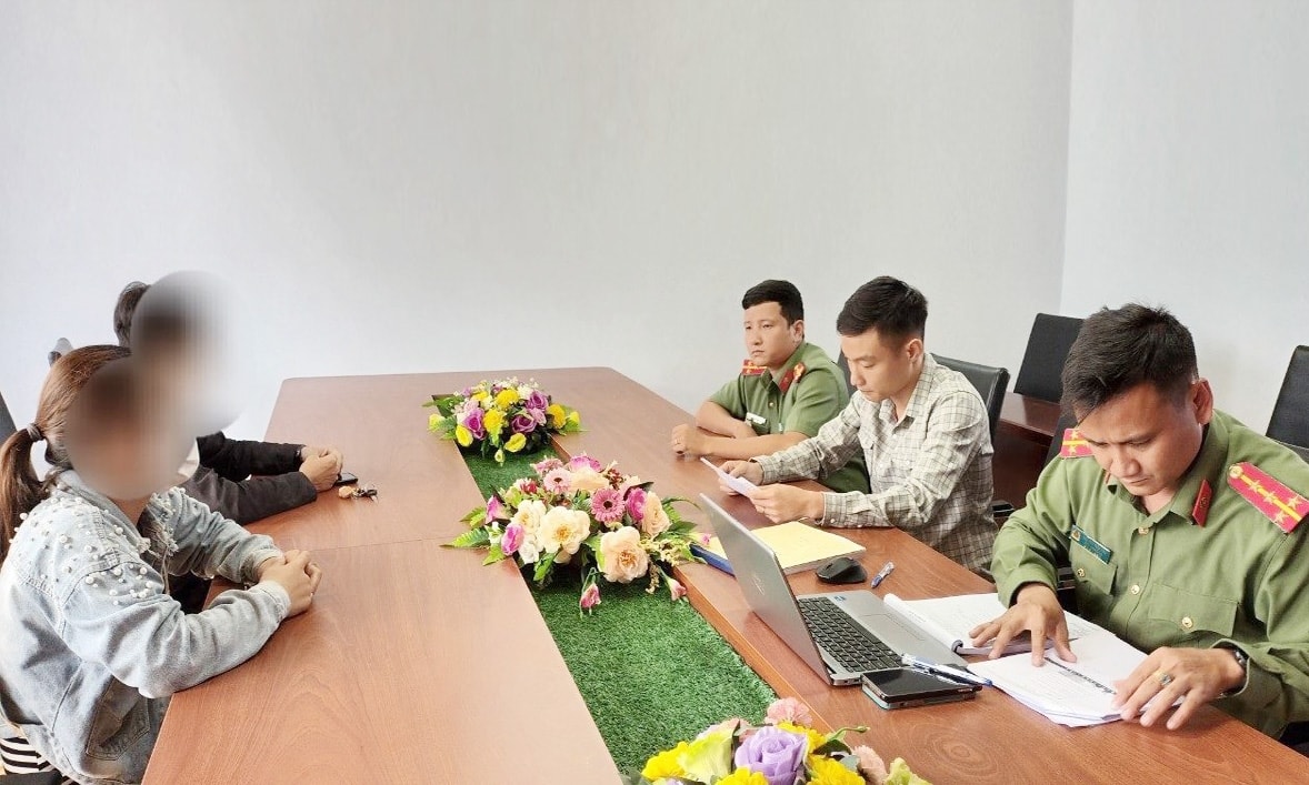 Công an làm việc với N.H.T. và N.T.N. 