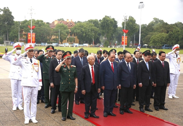 Các đồng chí lãnh đạo bày tỏ lòng biết ơn vô hạn, lòng thành kính tưởng nhớ công lao to lớn của Chủ tịch Hồ Chí Minh đối với sự nghiệp đấu tranh giải phóng dân tộc, thống nhất đất nước - Ảnh: VGP/Nguyễn Hoàng Các đồng chí lãnh đạo bày tỏ lòng biết ơn vô hạn, lòng thành kính tưởng nhớ công lao to lớn của Chủ tịch Hồ Chí Minh đối với sự nghiệp đấu tranh giải phóng dân tộc, thống nhất đất nước - Ảnh: VGP/Nguyễn Hoàng