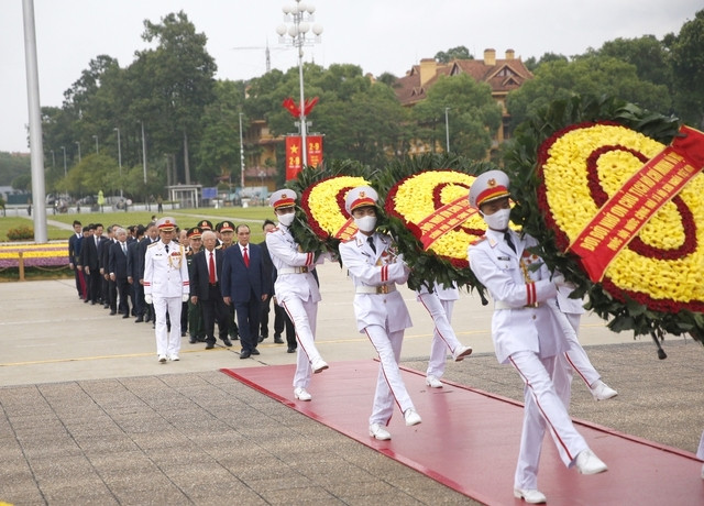 Vòng hoa của Đoàn mang dòng chữ Vòng hoa của Đoàn mang dòng chữ
