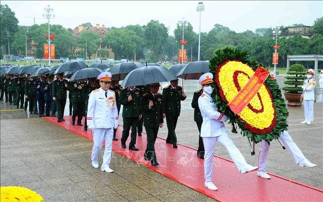 Đoàn Quân ủy Trung ương - Bộ Quốc phòng viếng Chủ tịch Hồ Chí Minh. Đoàn Quân ủy Trung ương - Bộ Quốc phòng viếng Chủ tịch Hồ Chí Minh.