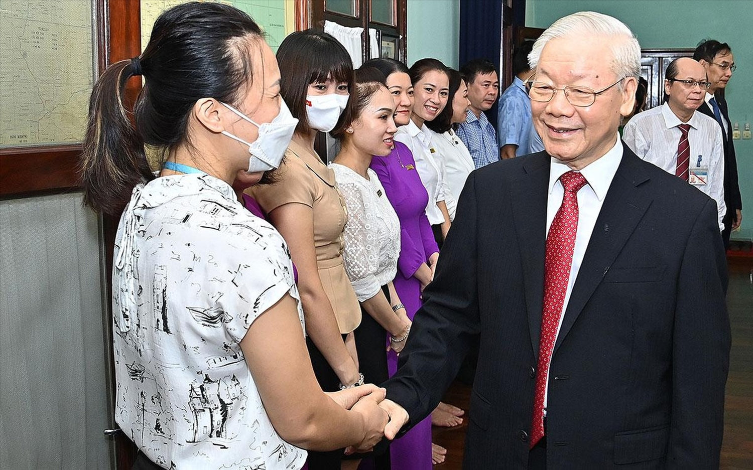 Tổng Bí thư Nguyễn Phú Trọng với các cán bộ, nhân viên Khu Di tích Chủ tịch Hồ Chí Minh tại Phủ Chủ tịch.