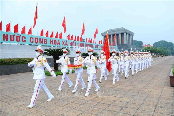 Đội tiêu binh diễu hành qua Lăng Bác.
