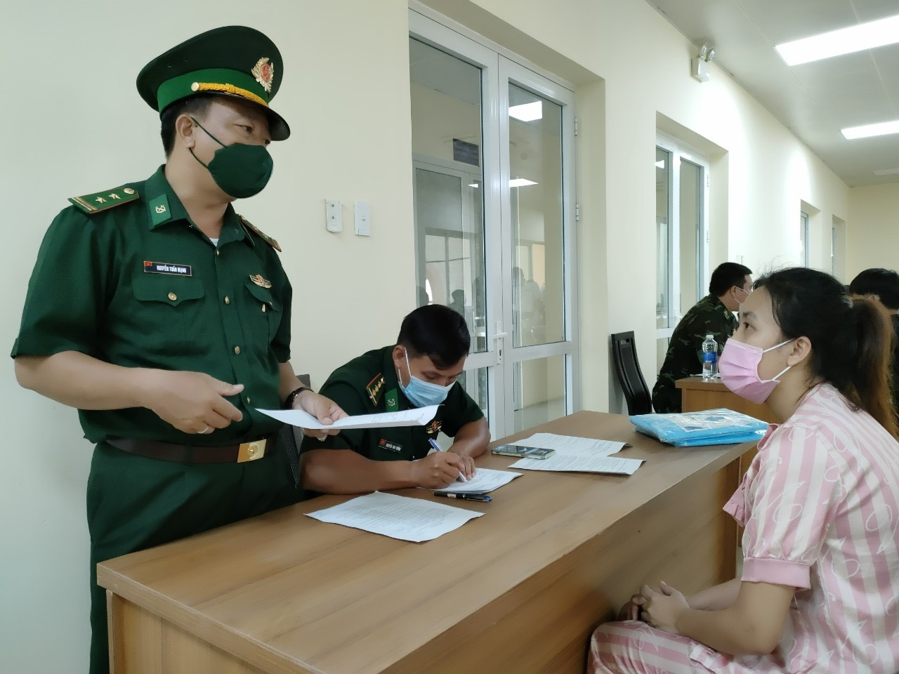 Đồn Biên phòng Cửa khẩu Quốc tế Tịnh Biên tiến hành xác minh từng trường hợp công dân được trao trả