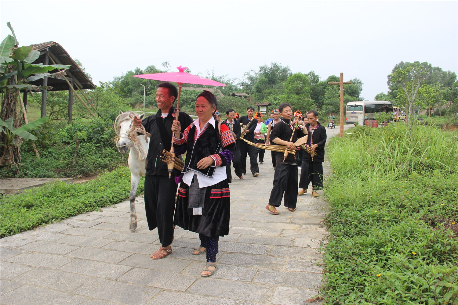 Đồng bào dân tộc Mông (Sơn La) vui mừng xuống chợ