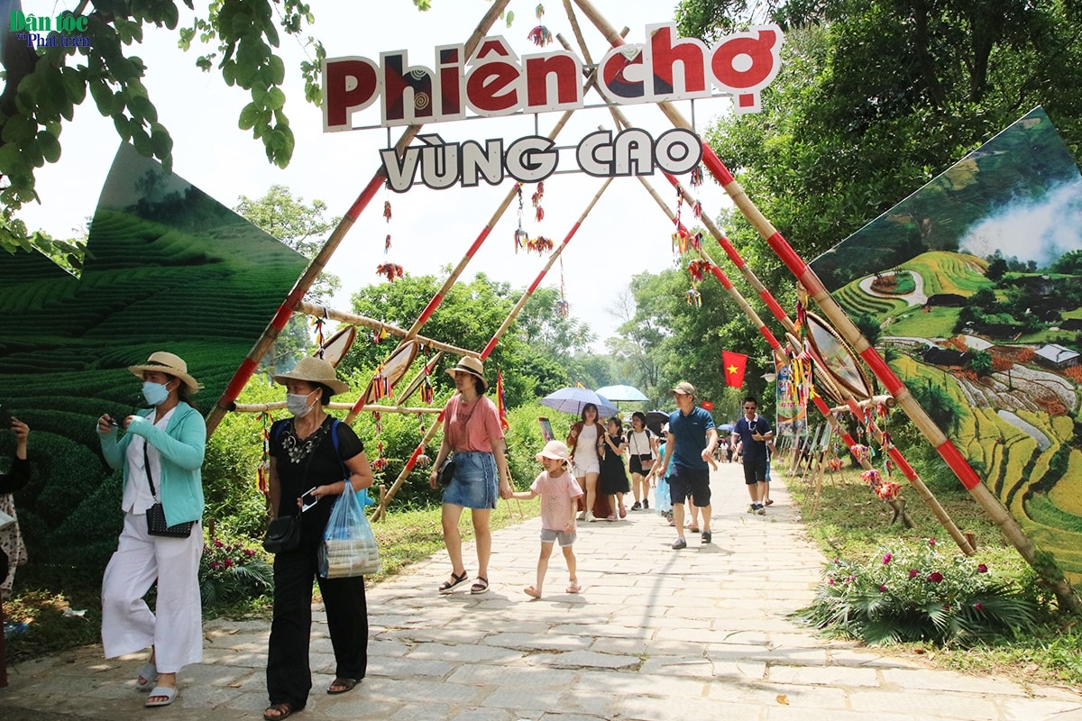 Phiên chợ vùng cao sẽ kéo dài đến hết ngày 4/9
