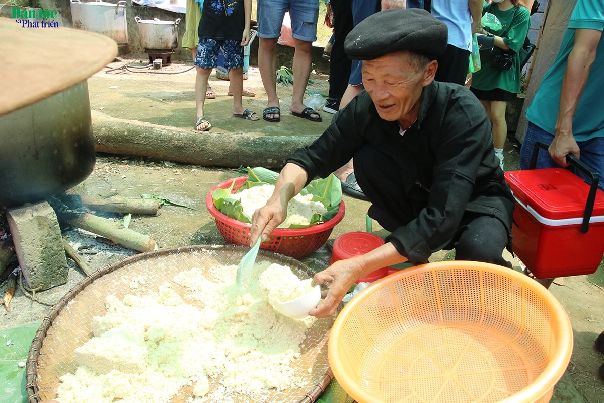 Hoạt động giới thiệu nghề truyền thống dệt thổ cẩm, thêu hoa văn trên vải, nấu rượu ngô, nấu thắng cố mèn mén..,(Trong ảnh: mèn mén của dân tộc Mông)