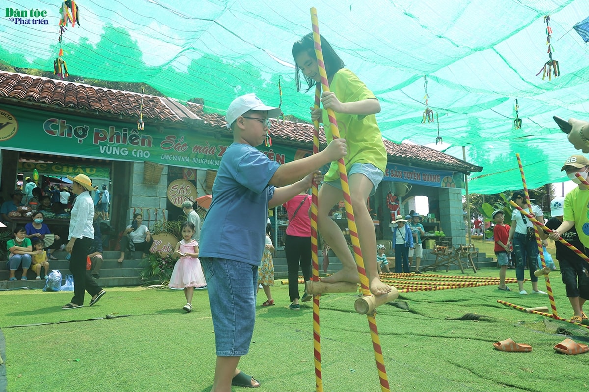 Đến đây du khách được trải nghiệm các trò chơi dân gian